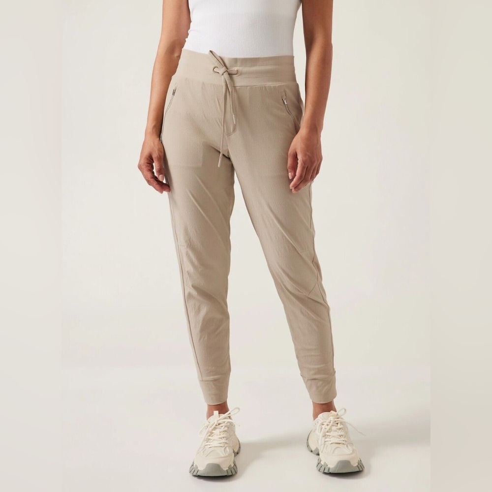 Athleta women’s 2 tan Trekkie North jogger nylon zip pockets pants EUC